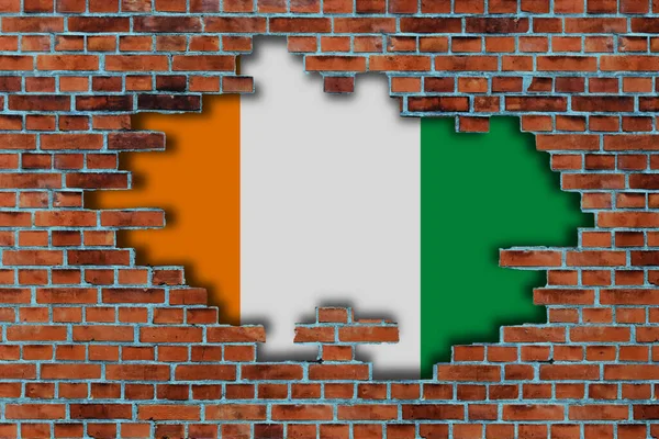 Flagge Der Elfenbeinküste Hinter Dem Gebrochenen Alten Steinmauer Hintergrund — Stockfoto