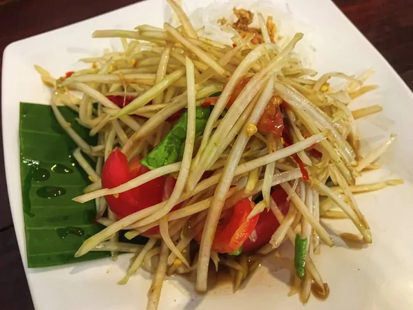 Papaya Salat Einem Weißen Teller Ist Das Grundnahrungsmittel Der Thailänder — Stockfoto