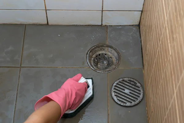 Mulher Limpeza Chão Banheiro Que Muito Sujo — Fotografia de Stock