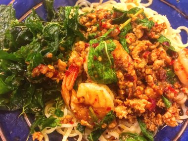 Mavi tabakta fesleğenle ramen kızart..