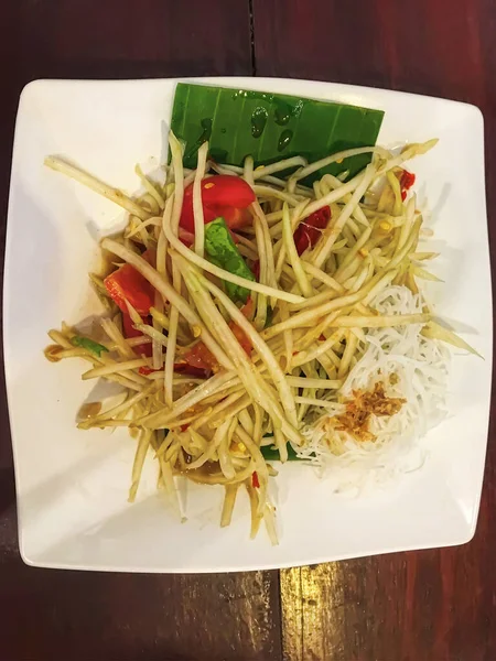Papaya Salat Einem Weißen Teller Ist Das Grundnahrungsmittel Der Thailänder — Stockfoto