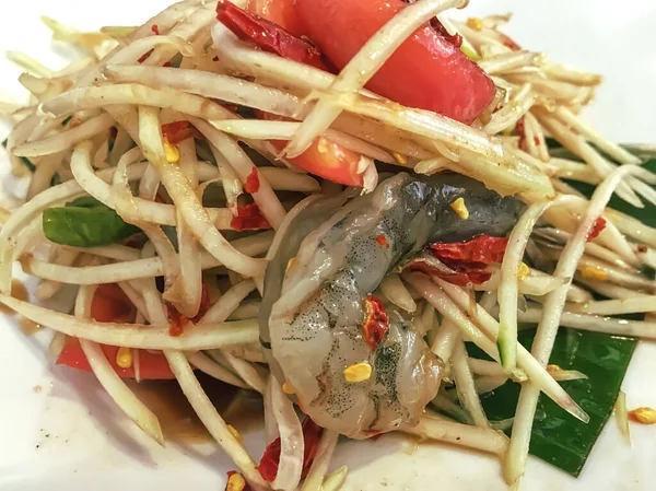 Papája Salát Čerstvými Krevetami Bílém Talíři Základní Jídlo Thajských Lidí — Stock fotografie