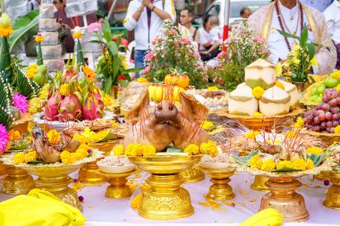 Nonthaburi, Tayland - 17 AUG 2019 - Chatuchak, Bangkok, Tayland 'daki Samian Nari Tapınağı' ndaki Thonglor Buddha heykelleri için dökme töreni.