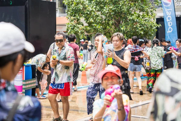 泰国曼谷暹罗广场 2023年6月13日 人们在泰国曼谷暹罗广场参加泰国新年庆祝活动或Songkran — 图库照片