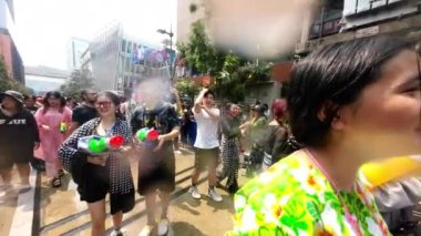 Siam Meydanı, Bangkok, Tayland - APR 13, 2023 Songkran Festivali, Tayland 'ın Siam Meydanı Bangkok kentinde insanların yeni yıl kutlamalarına katılması.