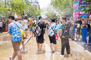 Siam Meydanı, Bangkok, Tayland - APR 13, 2023 Songkran Festivali, Tayland 'ın Siam Meydanı Bangkok kentinde insanların yeni yıl kutlamalarına katılması.