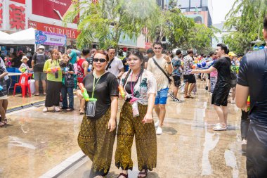 Siam Meydanı, Bangkok, Tayland - APR 13, 2023 Songkran Festivali, Tayland 'ın Siam Meydanı Bangkok kentinde insanların yeni yıl kutlamalarına katılması.