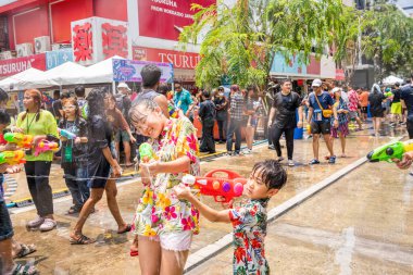 Siam Meydanı, Bangkok, Tayland - APR 13, 2023 Songkran Festivali, Tayland 'ın Siam Meydanı Bangkok kentinde insanların yeni yıl kutlamalarına katılması.