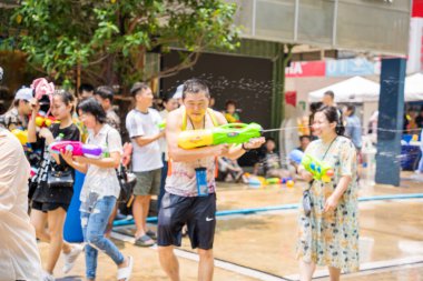 Songkran Festivali ya da Songkran, 13-15 Nisan tarihleri arasında Tayland 'da geleneksel Yeni Yıl Günü olarak kutlanır. Songkran sırasında insanlar sırılsıklam oluyor..