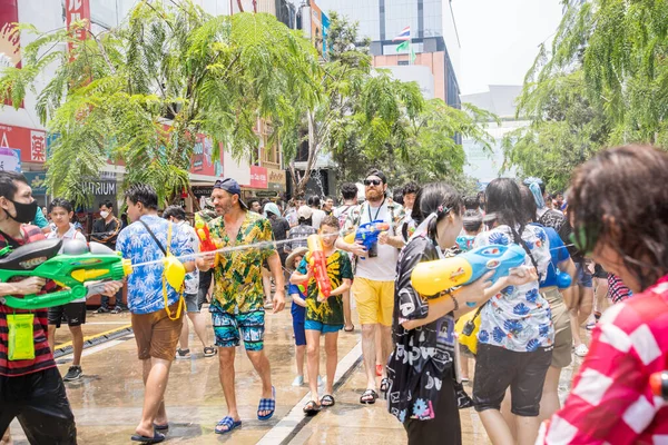 泰国曼谷暹罗广场 2023年Songkran节 人们在泰国曼谷暹罗广场参加庆祝泰国新年或Songkran的简短行动 — 图库照片