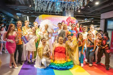 Bangkok, Tayland - 4 Haziran 2023 Siyam Merkezi Özgürlük ve Gurur Dünyası 2023, İnsanların kısa eylem ve atmosferi kutlamalara katılıyor.