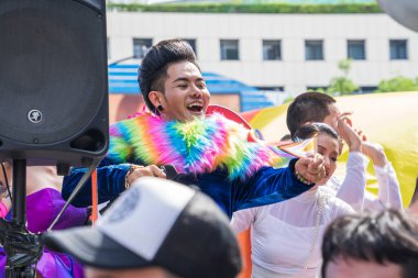 Bangkok, Tayland - 4 Haziran 2023 Siyam Merkezi Özgürlük ve Gurur Dünyası 2023, İnsanların kısa eylem ve atmosferi kutlamalara katılıyor.