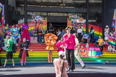 Bangkok, Tayland - 4 Haziran 2023 Siyam Merkezi Özgürlük ve Gurur Dünyası 2023, İnsanların kısa eylem ve atmosferi kutlamalara katılıyor.