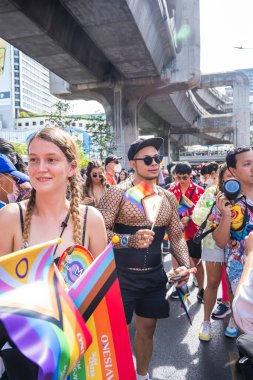 Bangkok, Tayland - 4 Haziran 2023 Siyam Merkezi Özgürlük ve Gurur Dünyası 2023, İnsanların kısa eylem ve atmosferi kutlamalara katılıyor.