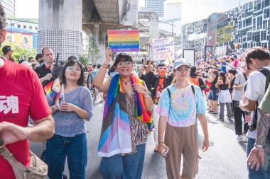 Bangkok, Tayland - 4 Haziran 2023 Siyam Merkezi Özgürlük ve Gurur Dünyası 2023, İnsanların kısa eylem ve atmosferi kutlamalara katılıyor.