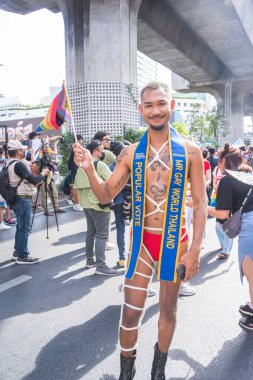 Bangkok, Tayland - 4 Haziran 2023 Siyam Merkezi Özgürlük ve Gurur Dünyası 2023, İnsanların kısa eylem ve atmosferi kutlamalara katılıyor.