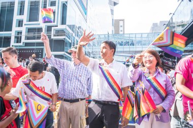 Bangkok, Tayland - 4 Haziran 2023 Siyam Merkezi Özgürlük ve Gurur Dünyası 2023 büyük bir Tayland siyasi partisinin lideri ve Bangkok Valisinin kısa eylem ve atmosferi.