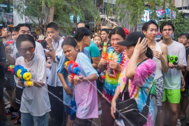 Siam Meydanı, Bangkok, Tayland - APR 14, 2023 Songkran Festivali, Tayland 'ın Siam Meydanı Bangkok kentinde yeni yıl kutlamalarına katılan insanların kısa eylemi.