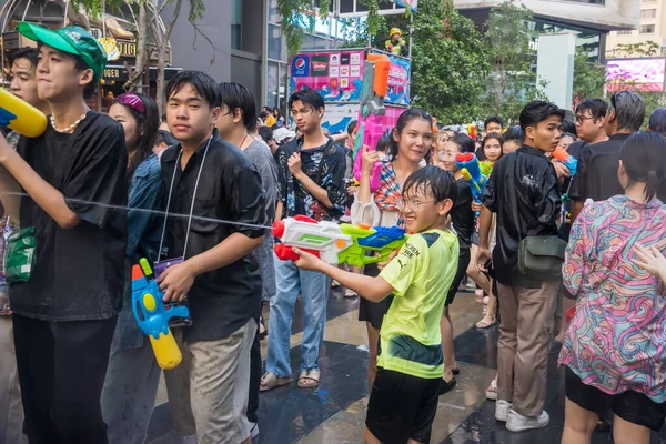 泰国曼谷暹罗广场 2023年Songkran节 人们在泰国曼谷暹罗广场参加庆祝泰国新年或Songkran的简短行动 — 图库照片