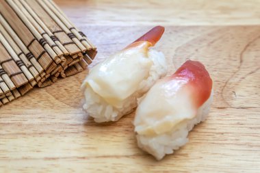 Ahşap masada saşimi suşi. Suşi, Japonya kökenli bir yemek hazırlama türüdür..