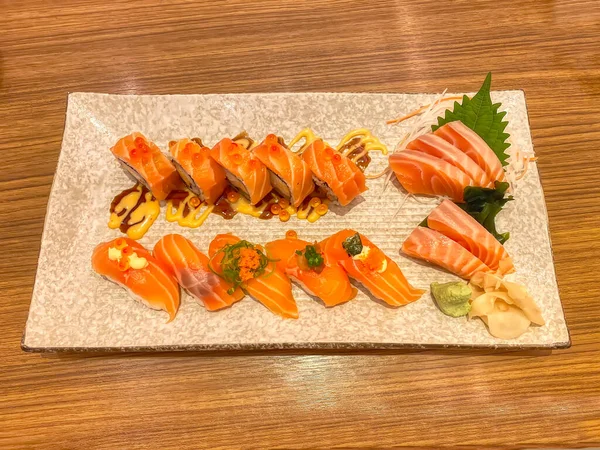 Sashimi Sushi Farfuria Masa Lemn Sushi Este Tip Preparat Alimentar — Fotografie, imagine de stoc