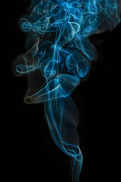 黒い背景に動きの蒸気色の煙 抽象的 — ストック写真