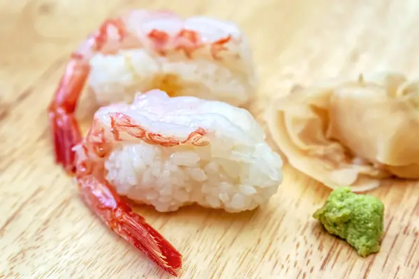 Sushi Sashimi Drewnianym Stole Sushi Jest Rodzajem Przetworów Spożywczych Pochodzących — Zdjęcie stockowe