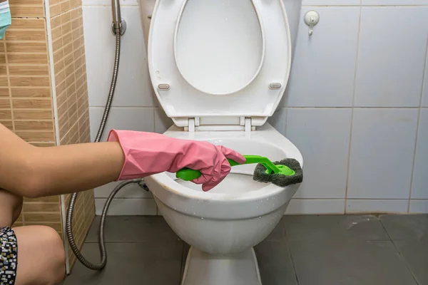 Mulher Limpeza Vaso Sanitário Que Muito Sujo — Fotografia de Stock
