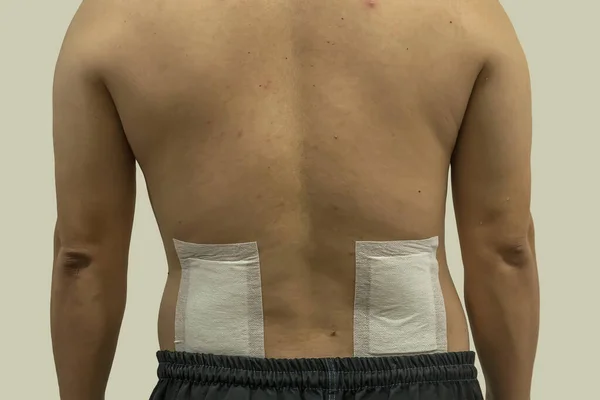 男性用腰椎領域の痛み緩和パッチ — ストック写真