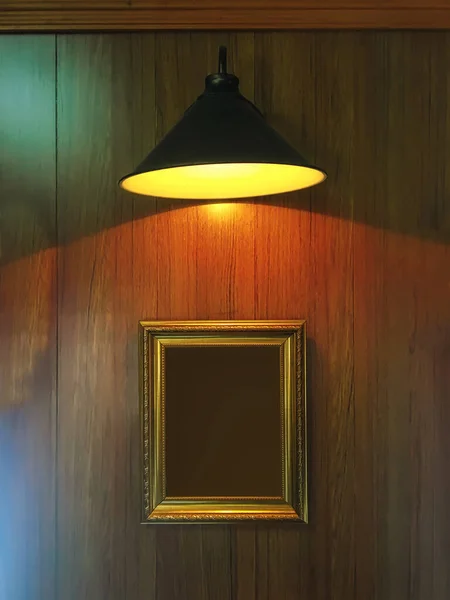 Egy Fal Képkeretekkel Egy Sárga Lámpa Alatt — Stock Fotó
