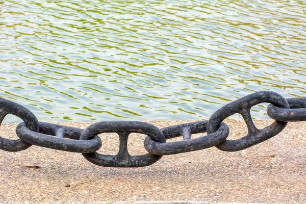 車が水の中に落ちるのを防ぐための大きな鎖 — ストック写真