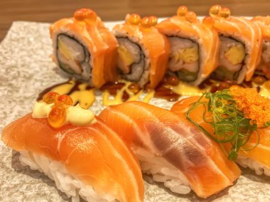 Ahşap masadaki tabakta saşimi suşisi. Suşi, Japonya kökenli bir yemek hazırlama türüdür..