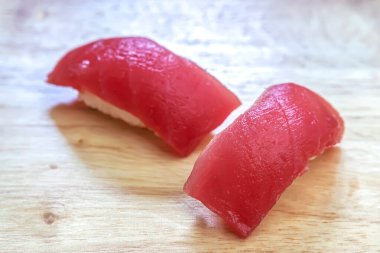 Ahşap masada saşimi suşi. Suşi, Japonya kökenli bir yemek hazırlama türüdür..