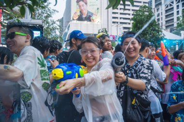 Siam Meydanı, Bangkok, Tayland - APR 14, 2023 Songkran Festivali, Tayland 'ın Siam Meydanı Bangkok kentinde yeni yıl kutlamalarına katılan insanların kısa eylemi.