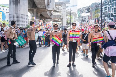 Bangkok, Tayland - 4 Haziran 2023 Siyam Merkezi Özgürlük ve Gurur Dünyası 2023, İnsanların kısa eylem ve atmosferi kutlamalara katılıyor.