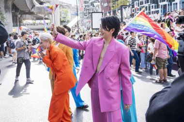 Bangkok, Tayland - 4 Haziran 2023 Siyam Merkezi Özgürlük ve Gurur Dünyası 2023, İnsanların kısa eylem ve atmosferi kutlamalara katılıyor.