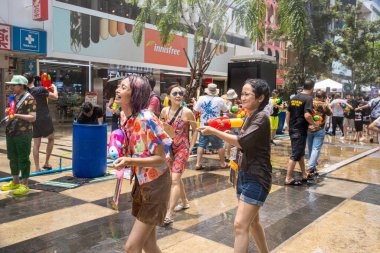 Siam Meydanı, Bangkok, Tayland - APR 13, 2023 Songkran Festivali, Tayland 'ın Siam Meydanı Bangkok kentinde insanların yeni yıl kutlamalarına katılması.