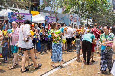 Siam Meydanı, Bangkok, Tayland - APR 13, 2023 Songkran Festivali, Tayland 'ın Siam Meydanı Bangkok kentinde insanların yeni yıl kutlamalarına katılması.