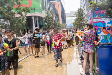 Siam Meydanı, Bangkok, Tayland - APR 13, 2023 Songkran Festivali, Tayland 'ın Siam Meydanı Bangkok kentinde insanların yeni yıl kutlamalarına katılması.