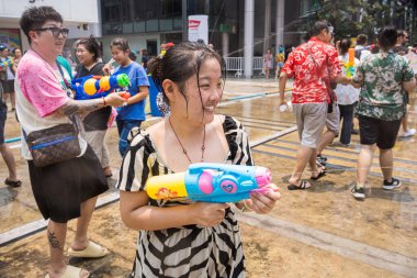 Siam Meydanı, Bangkok, Tayland - APR 13, 2023 Songkran Festivali, Tayland 'ın Siam Meydanı Bangkok kentinde insanların yeni yıl kutlamalarına katılması.