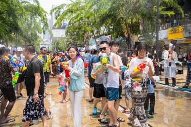 Siam Meydanı, Bangkok, Tayland - APR 13, 2023 Songkran Festivali, Tayland 'ın Siam Meydanı Bangkok kentinde insanların yeni yıl kutlamalarına katılması.