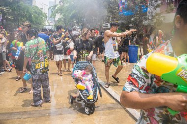 Siam Meydanı, Bangkok, Tayland - APR 13, 2023 Songkran Festivali, Tayland 'ın Siam Meydanı Bangkok kentinde insanların yeni yıl kutlamalarına katılması.