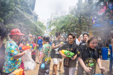 Siam Meydanı, Bangkok, Tayland - APR 13, 2023 Songkran Festivali, Tayland 'ın Siam Meydanı Bangkok kentinde insanların yeni yıl kutlamalarına katılması.
