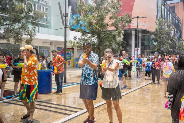 Siam Meydanı, Bangkok, Tayland - APR 13, 2023 Songkran Festivali, Tayland 'ın Siam Meydanı Bangkok kentinde insanların yeni yıl kutlamalarına katılması.