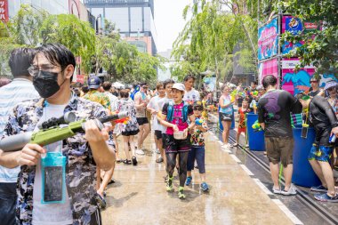 Siam Meydanı, Bangkok, Tayland - APR 13, 2023 Songkran Festivali, Tayland 'ın Siam Meydanı Bangkok kentinde insanların yeni yıl kutlamalarına katılması.