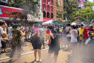 Siam Meydanı, Bangkok, Tayland - APR 13, 2023 Songkran Festivali, Tayland 'ın Siam Meydanı Bangkok kentinde insanların yeni yıl kutlamalarına katılması.