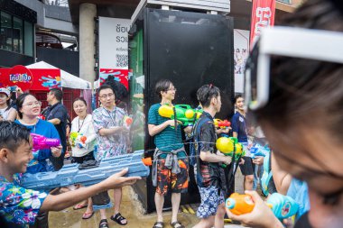 Siam Meydanı, Bangkok, Tayland - APR 13, 2023 Songkran Festivali, Tayland 'ın Siam Meydanı Bangkok kentinde insanların yeni yıl kutlamalarına katılması.