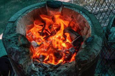 Kömür brazier ve kömür yakma makinesi kullanıma hazır. Güneydoğu Asya halkı arasında da popüler..