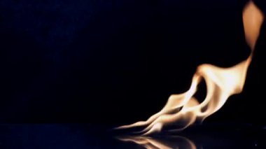 Ateş cam zeminde yanıyor.