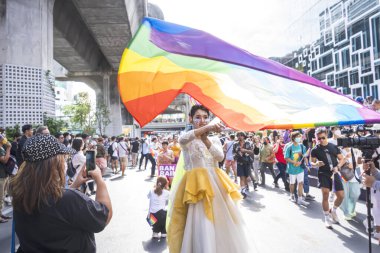 Bangkok, Tayland - 4 Haziran 2023 Siyam Merkezi Özgürlük ve Gurur Dünyası 2023, İnsanların kısa eylem ve atmosferi kutlamalara katılıyor.